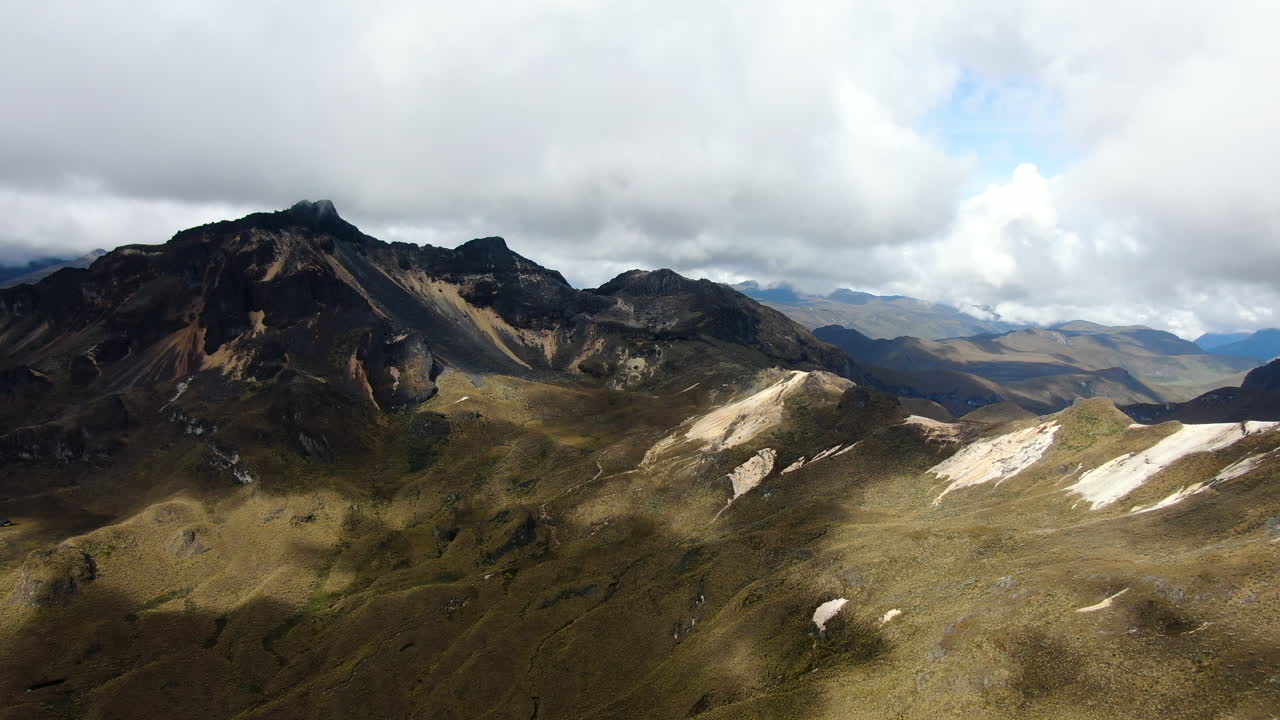 épico paisaje alpino accidentado de las montañas de los andes colombianos, los nevados