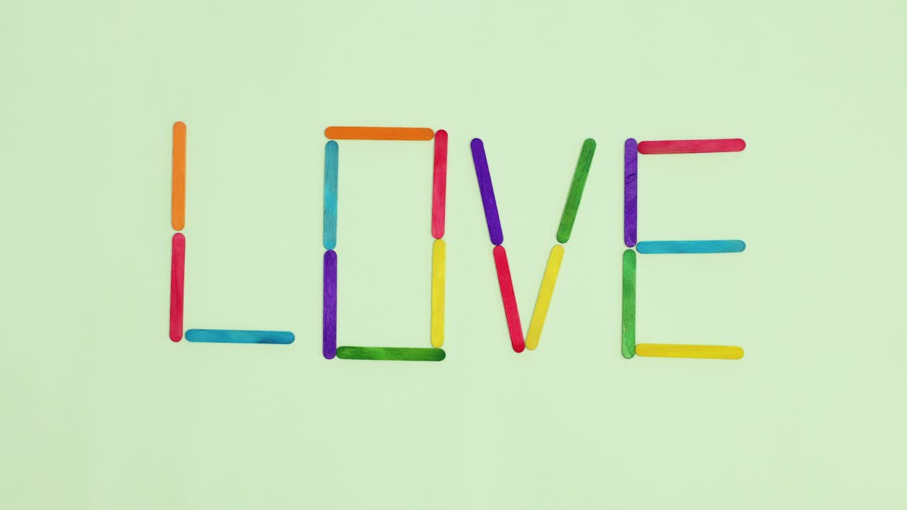 나무의 다채로운 지이가 나타나고 사랑을 쓴다.