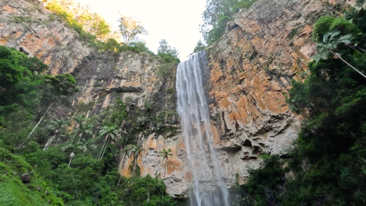 una cascada que cae en cascada por un acantilado rocoso