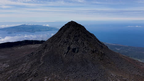 Vista-Aérea-Girando-Alrededor-Del-Cráter-De-Pico-En-La-Cima-De-La-Montaña-De-Pico,-Azores