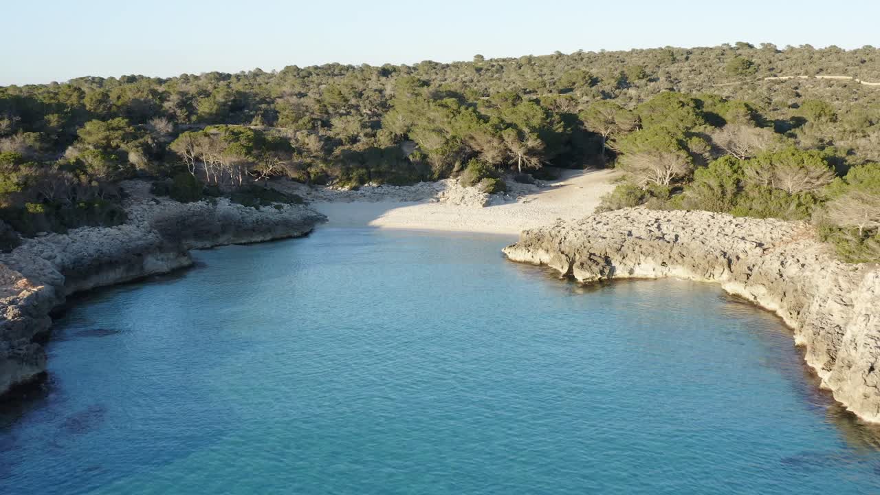 Drone che zooma su una spiaggia isolata lungo la costa della Spagna.