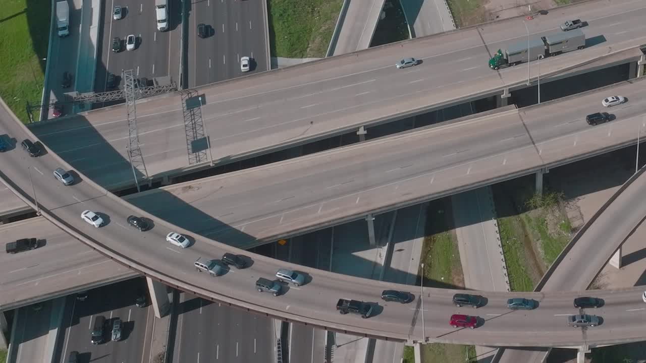 Arus lalu lintas di jalan raya di pusat kota Dallas, Texas pada siang hari