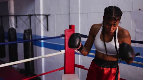 mujer de raza mixta en el ring de boxeo