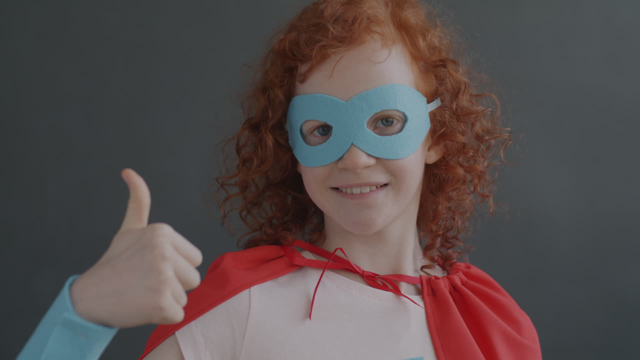 슈퍼히어로로 옷을 입은 소녀