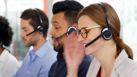 Ejecutiva-De-Clientes-Femenina-Trabajando-En-La-Oficina