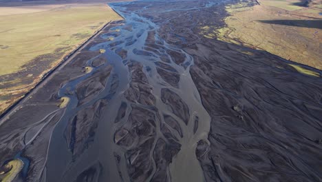 Vasto-Delta-Del-Río-Islandés-Tallado-Por-Tejido-Río-Glacial