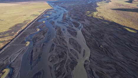 vasto delta del río islandés tallado por tejido río glacial