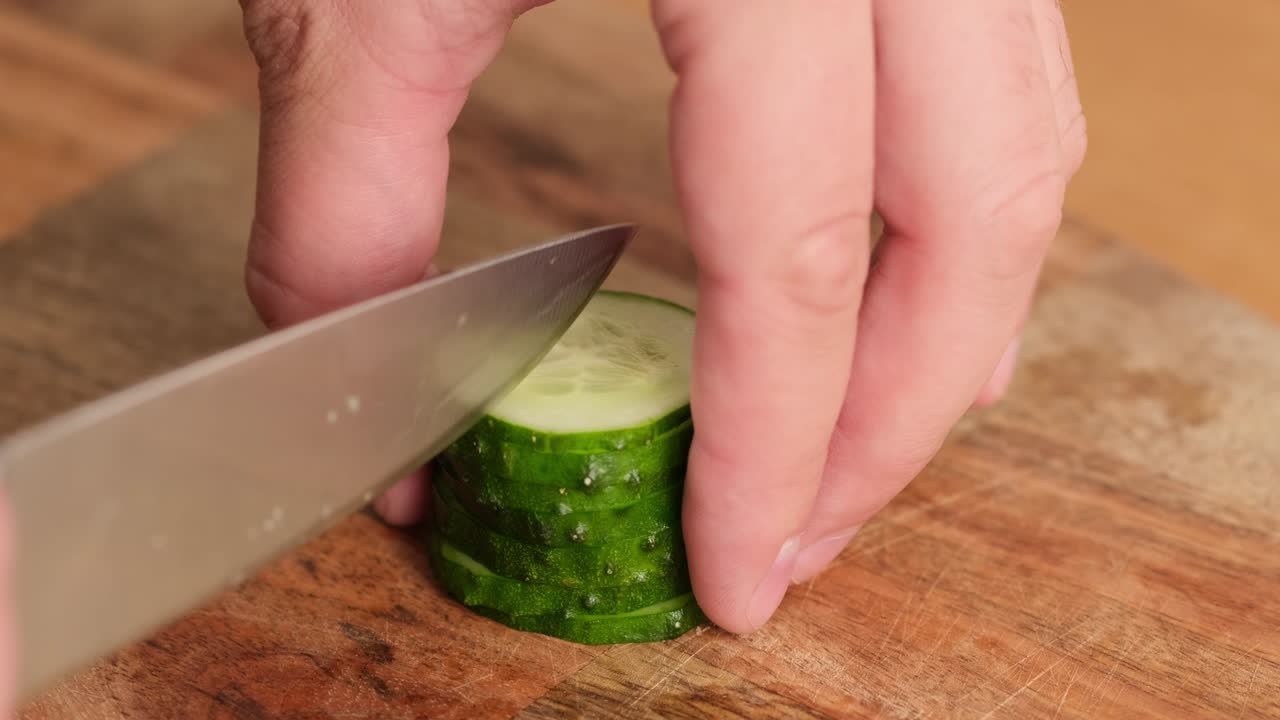 절단판에 칼로 호박을 잘라내는 것.