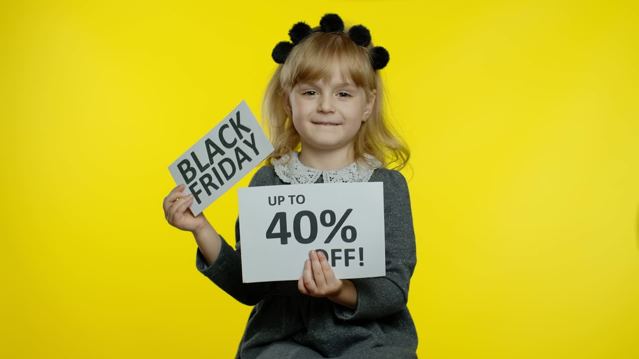 niña mostrando black friday y hasta un 40 por ciento de descuento en pancartas publicitarias. precios bajos, compras