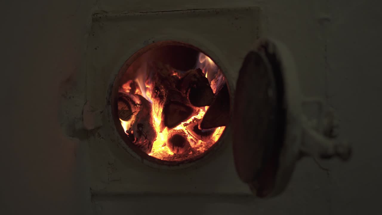 불타는 나무를 가진 고대 벽난로