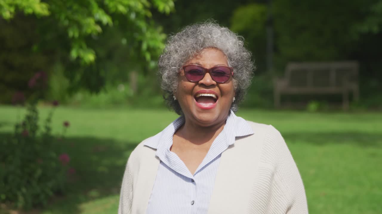 정원에서 시간을 보내는 여자