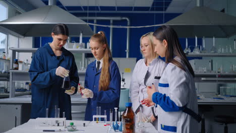 estudiantes realizando un experimento de química en un laboratorio