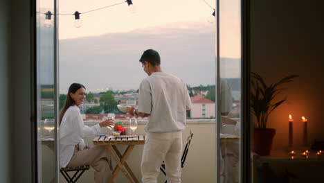 Novios-Casados-Comiendo-Primer-Plano-De-La-Terraza.-Hombre-Gentil-Trayendo-Comida-A-Su-Esposa