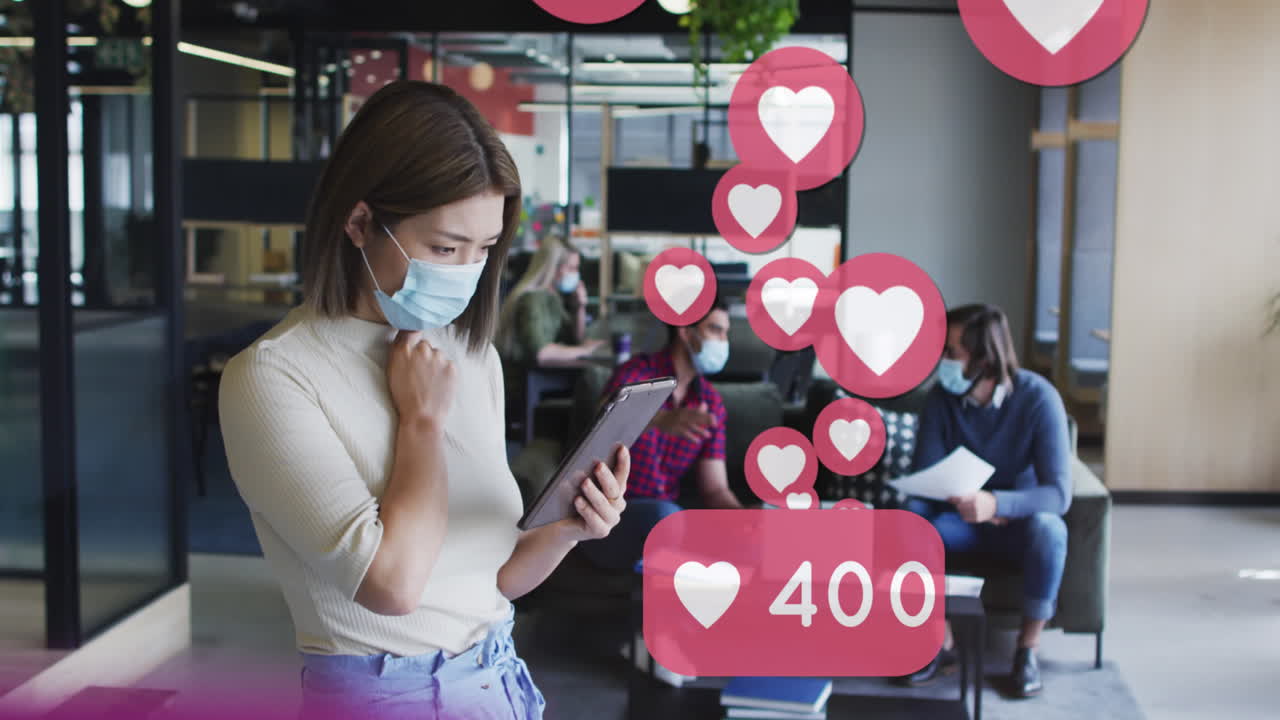 다양한 사업가들이 얼굴 마스크를 착용하고 태블릿을 사용하는 미디어 아이콘의 애니메이션