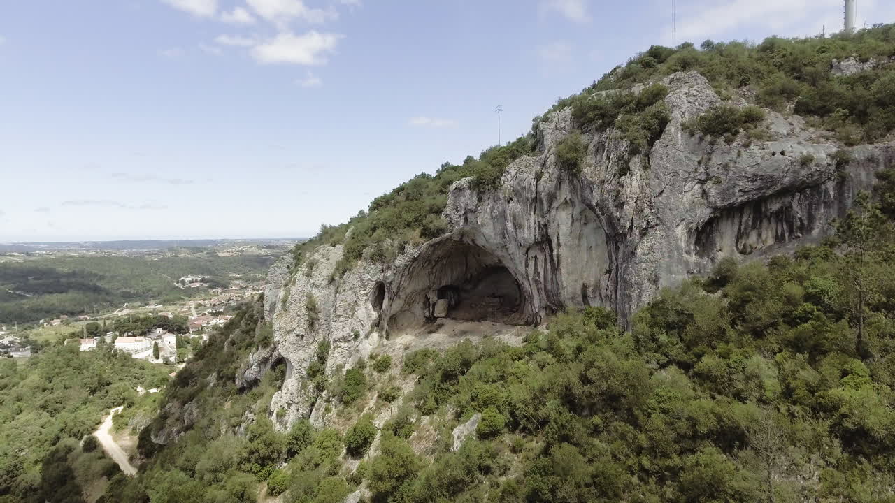 Splendido paesaggio del famoso Buraco Roto, una grotta situata nell'altopiano di Sao Mamede, nella parrocchia di Reguengo Do Fetal, Portogallo - drone aereo, ripresa panoramica