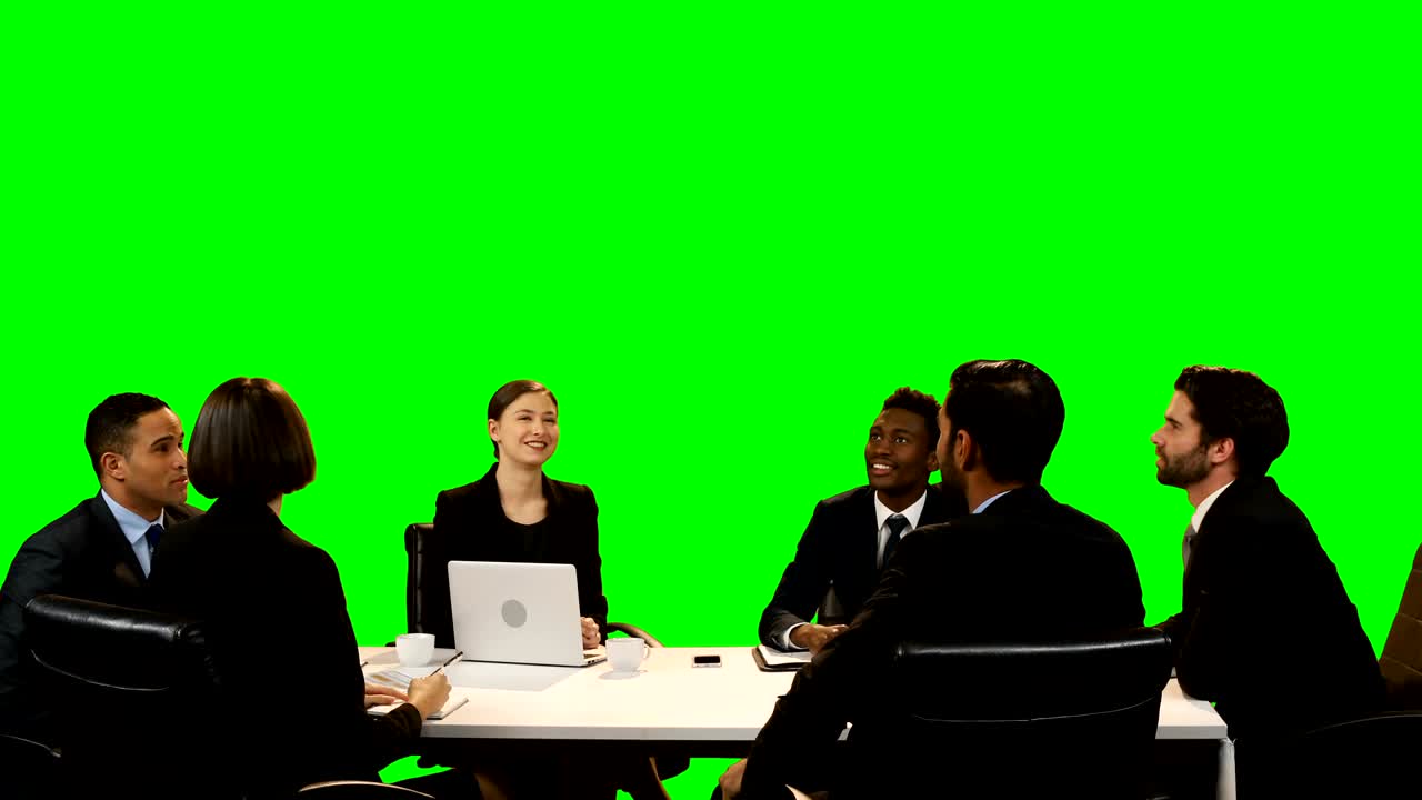 회의 중에 서로 소통하는 사업가들