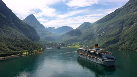 Kreuzfahrtschiffe-Am-Geirangerfjord,-Norwegen