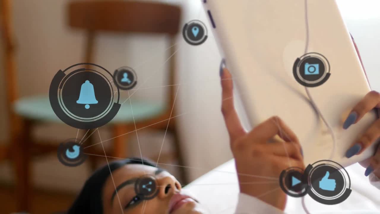 red de iconos de conexión contra la mujer usando tableta digital en casa