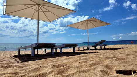 Ein-Sonniger-Tag-An-Einem-Strand-Auf-Der-Krim-Mit-Weißen-Sonnenschirmen-Und-Bequemen-Liegestühlen