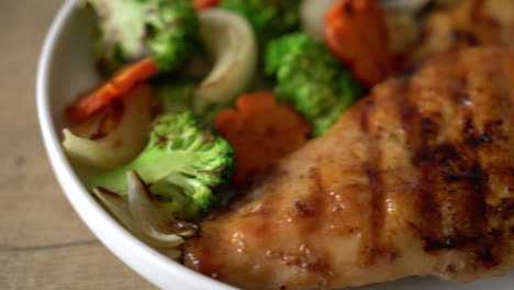 filete de pechuga de pollo a la parrilla con vegetales