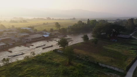 Nyaungshwe,-Myanmar---Una-Vista-Del-Amanecer-De-Una-Hermosa-Naturaleza-Verde-Y-El-Lago-Inle-En-Una-Mañana-Nublada---Toma-Aérea