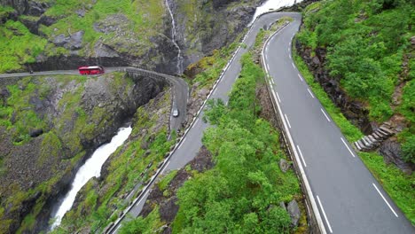 Escalada-Extrema-En-Coche-En-La-Carretera-Troll-En-Noruega