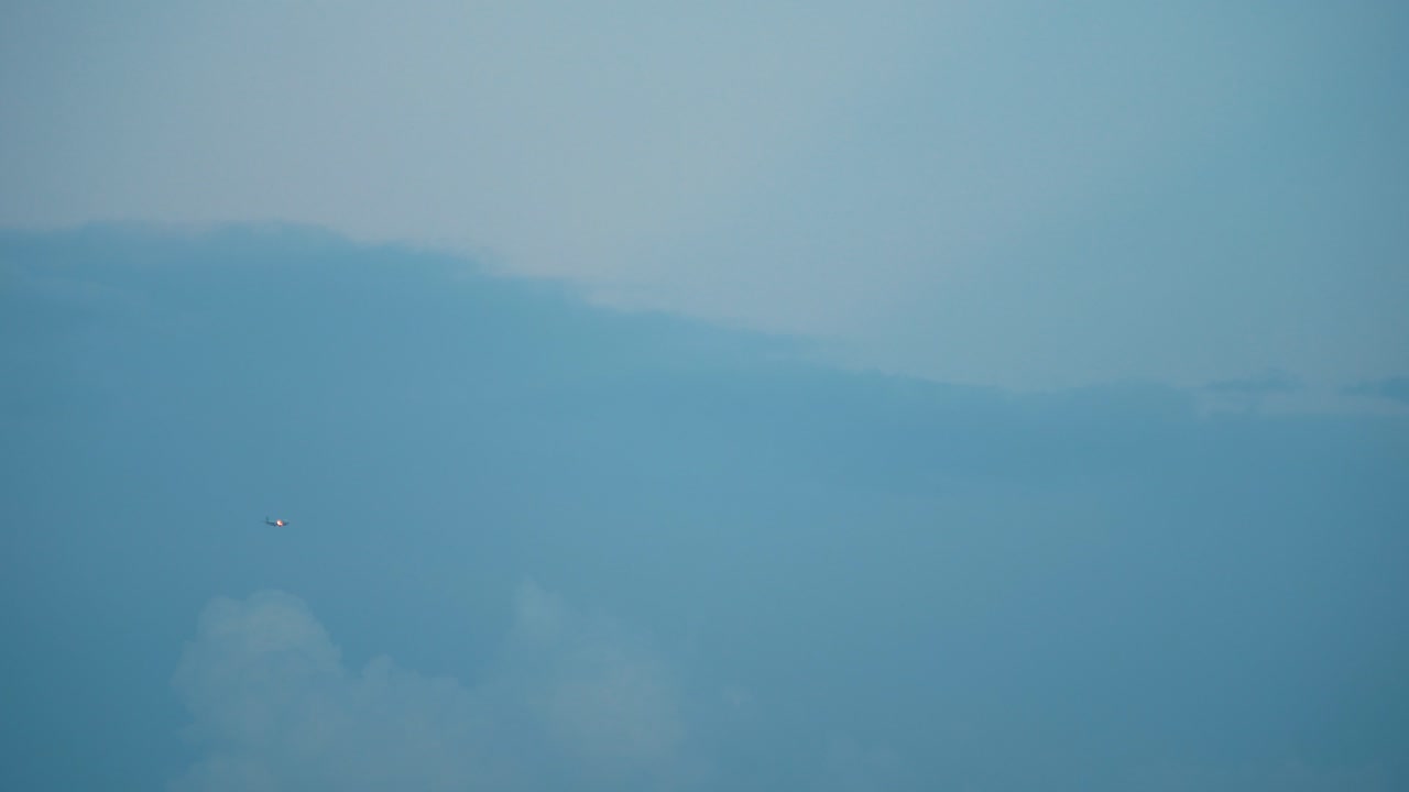 폭풍우 치는 짙은 푸른 하늘을 나는 비행기, 서핑 구름, 4k 비디오