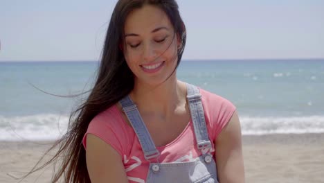 Mujer-Con-La-Mano-Cerca-Del-Cabello-Ondeando-Al-Viento