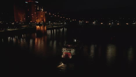 pan nocturno aéreo de bote de remos y puente colgante, cincinnati, ohio