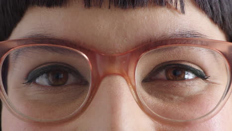 retrato en primer plano de una mujer con gafas