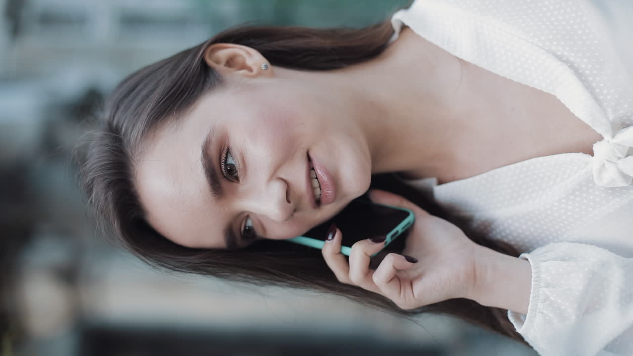 전화 통화하는 여자