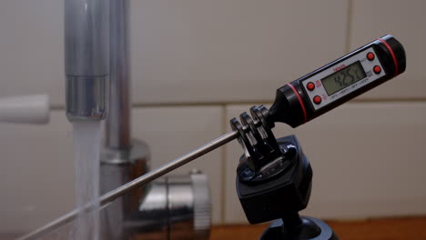 grifo de agua caliente instantáneo en la sonda de temperatura celsius
