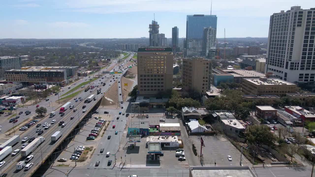 버스와 기차에서 자전거와 스쿠터에 이르기까지 도시의 다양한 교통 수단에 대한 광활한 전망