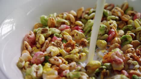la leche se vierte en el tazón de cereales para el desayuno 4k