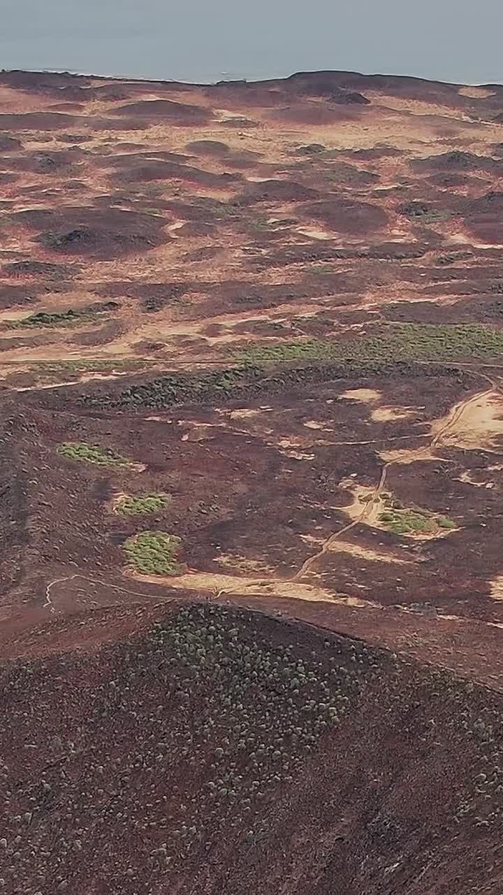 Esplorazione del paesaggio vulcanico nelle Isole Canarie, Spagna, di giorno