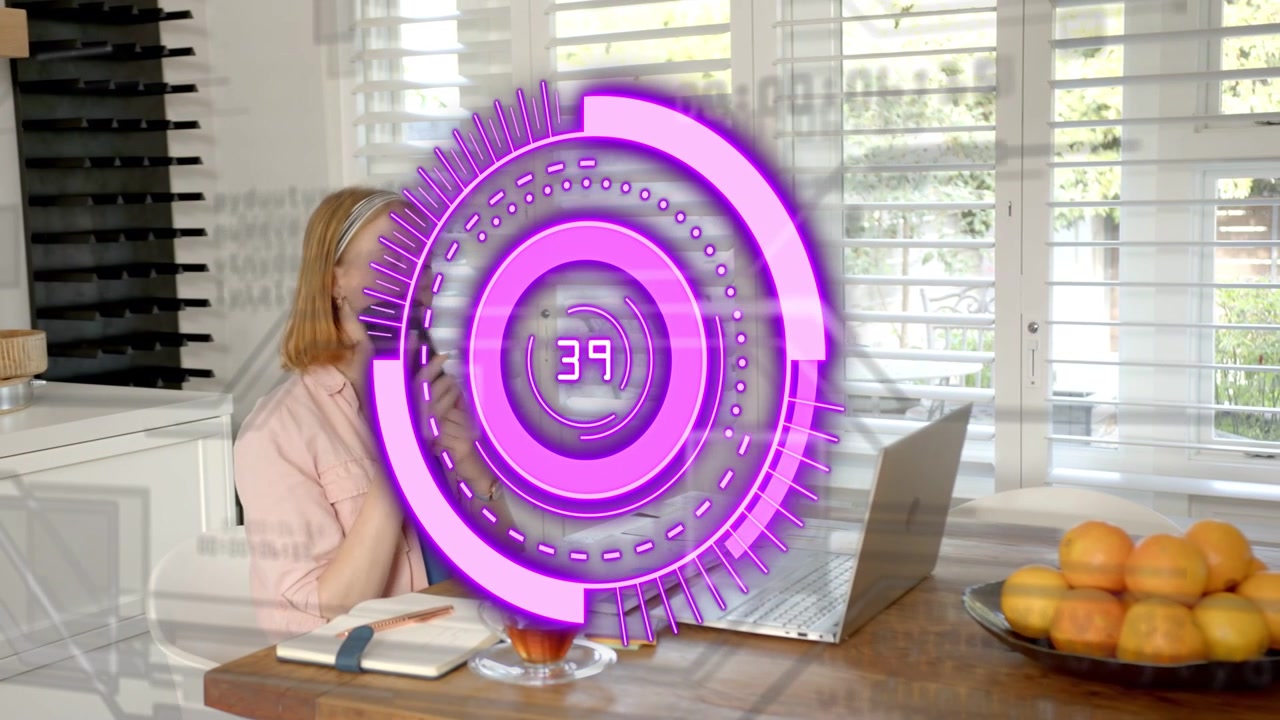 Donna che lavora nel settore tecnologico al bancone della cucina, gestendo documenti, mentre un HUD magenta le si sovrappone.