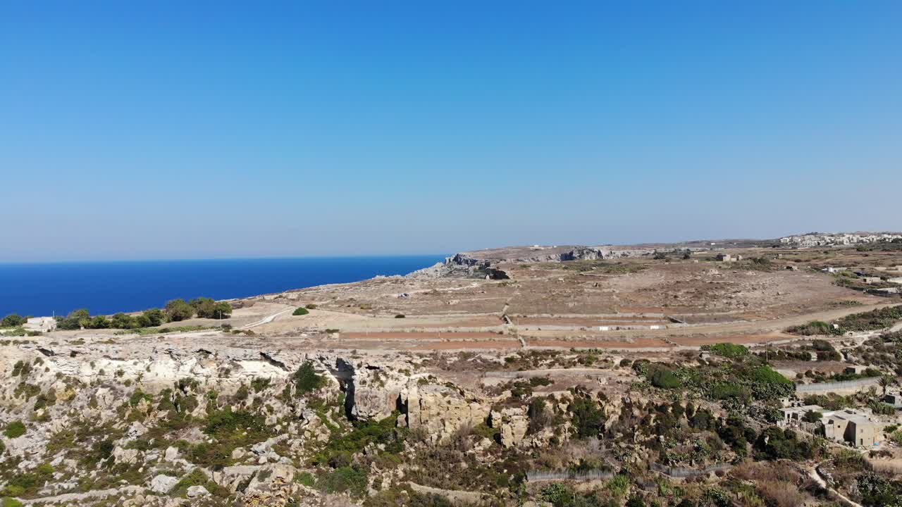 gozo,xaghra,ramla bay panorama de acantilados rocosos en las islas de malta vista aérea del paisaje del mar mediterráneo en un cálido día de verano