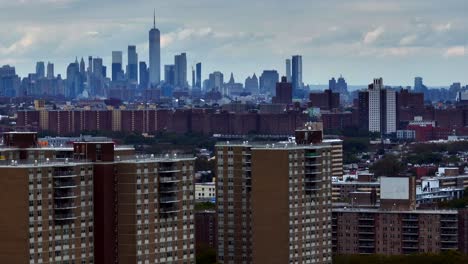 una vista aérea del este de nueva york en brooklyn en un hermoso día