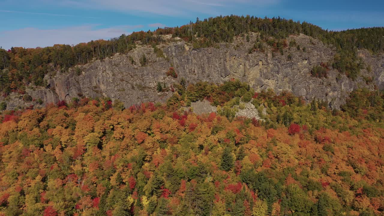tobogán aéreo a la derecha a lo largo del acantilado de la montaña kineo sobre un bosque de otoño dorado