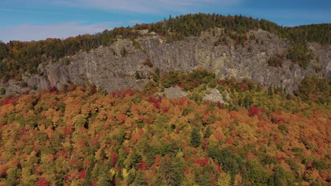 Tobogán-Aéreo-A-La-Derecha-A-Lo-Largo-Del-Acantilado-De-La-Montaña-Kineo-Sobre-Un-Bosque-De-Otoño-Dorado