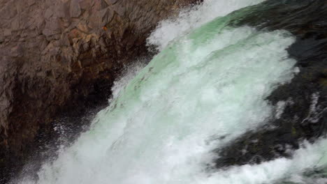 el agua fluye sobre el borde de las cataratas superiores de yellowstone