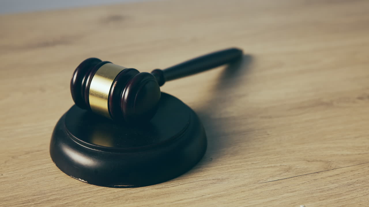 mano, juez martillo y dinero soborno en una mesa