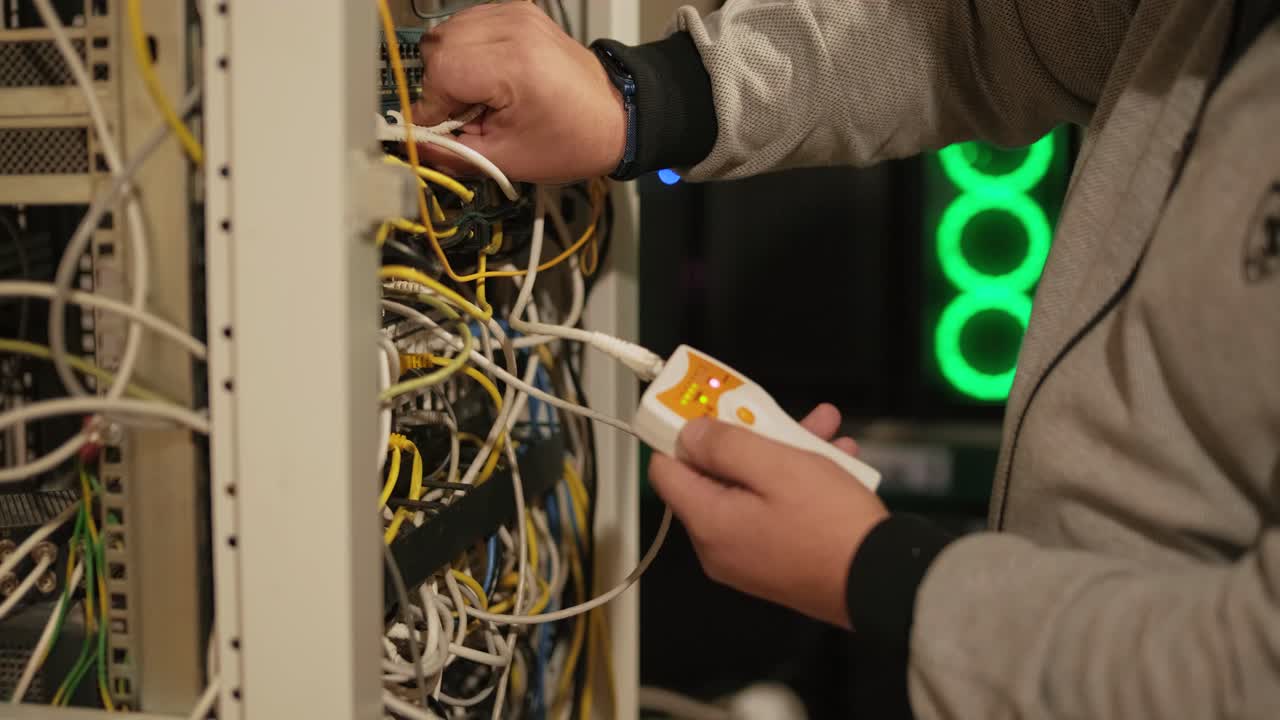 el técnico configura el equipo de red en la sala de servidores