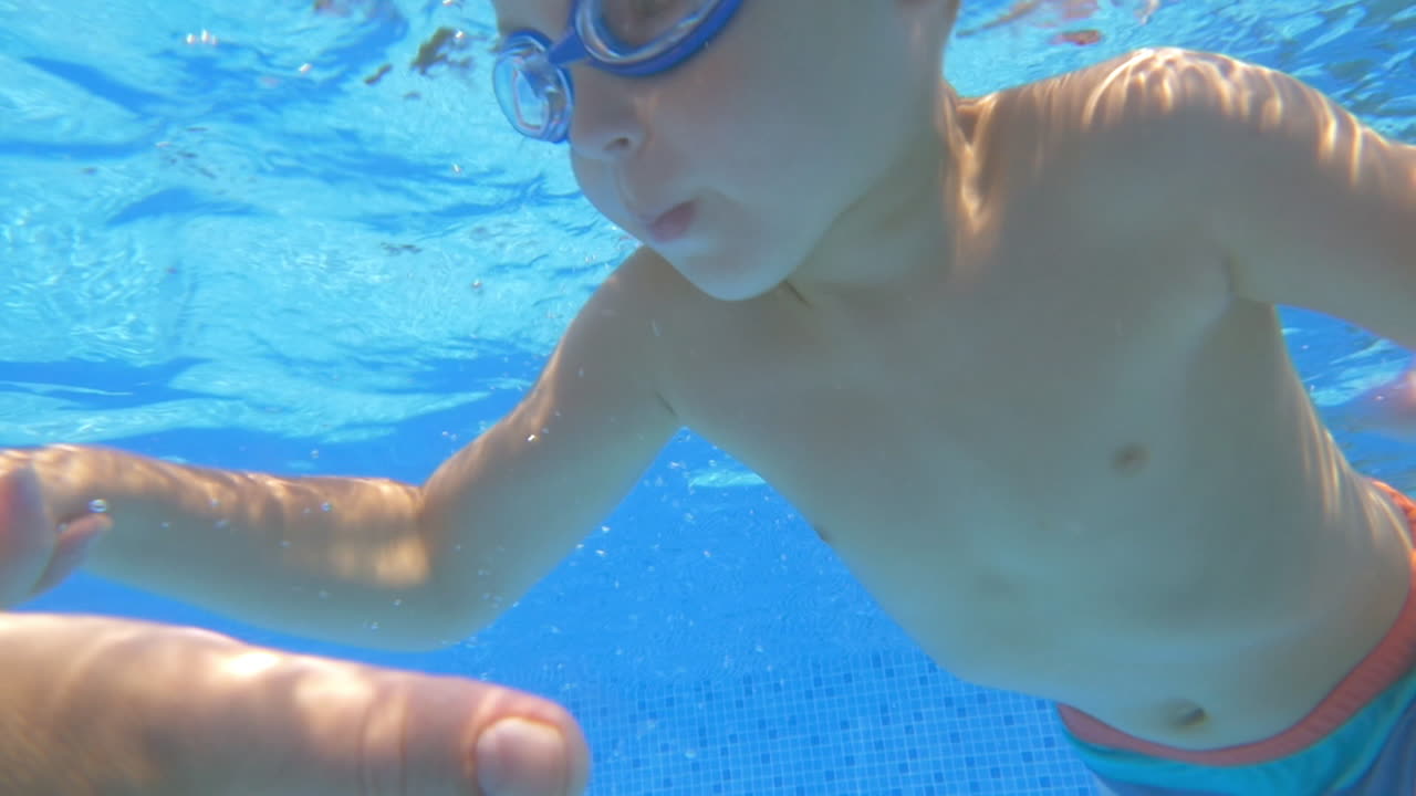 수영장에서 물 에서 수영하는 소년