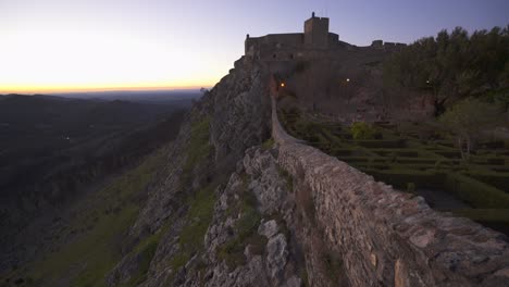 vista del pueblo de marvao con hermosas casas e iglesia con montañas rocosas detrás
