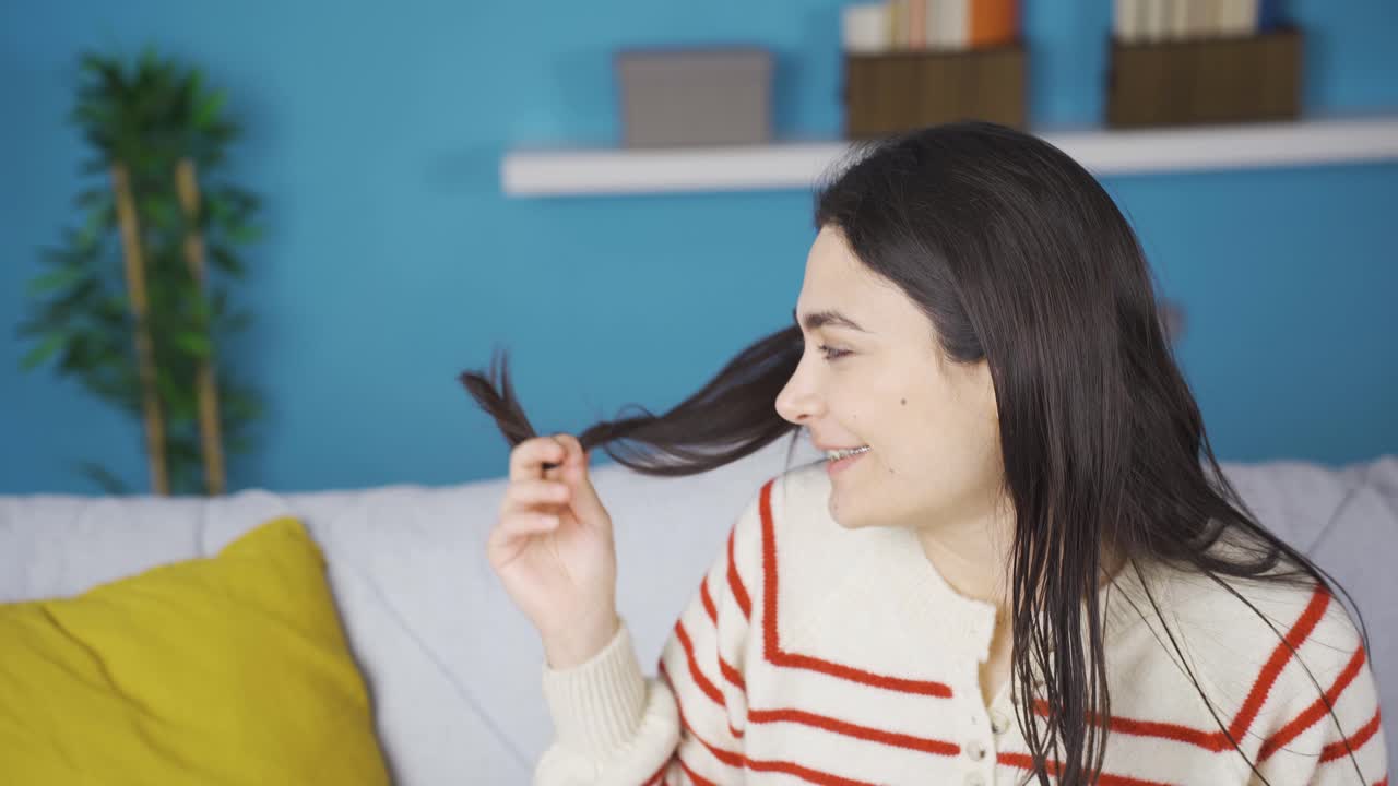 ⁇ 매를 입은 미소 짓는 젊은 여성.