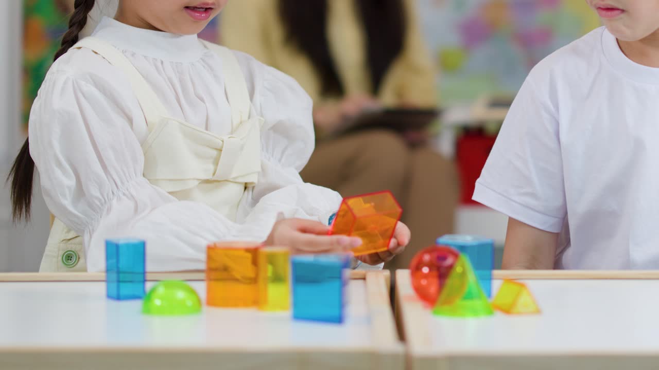 Murid SD Belajar Matematika dengan Kubus Geometris Transparan dalam Pelajaran Interaktif