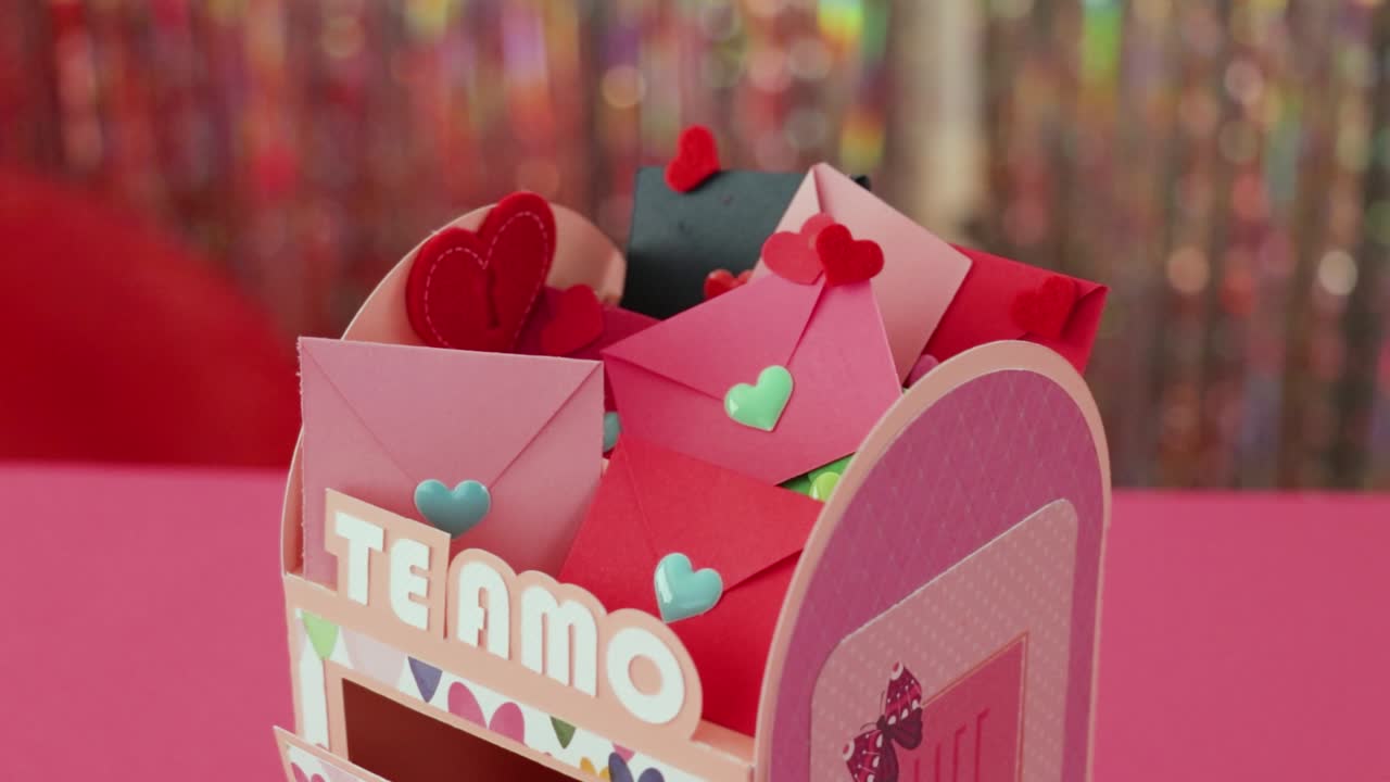 una caja de correo de papel en miniatura llena de encantadoras cartas de san valentín con corazones