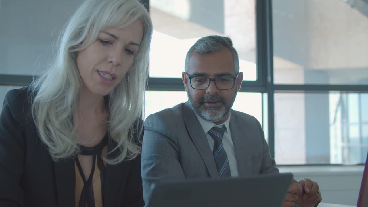 colleghi positivi che guardano e discutono la presentazione