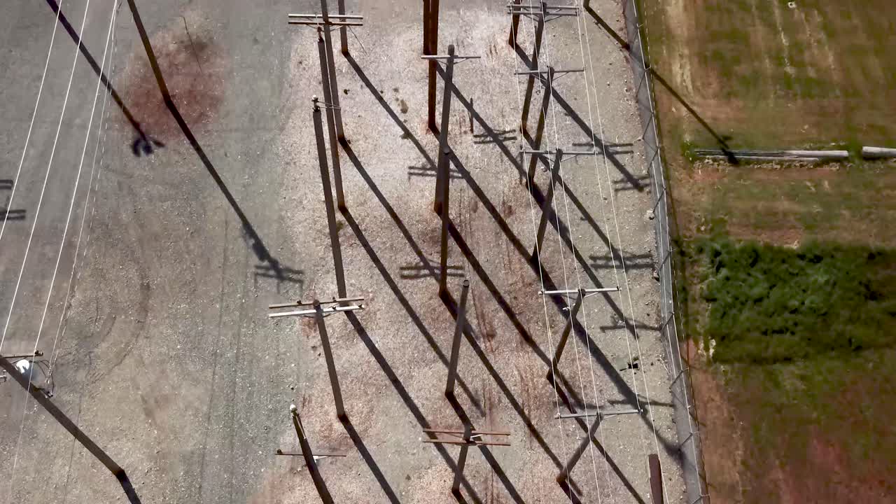 toma de arriba hacia abajo de postes telefónicos en los campos de entrenamiento de la universidad técnica bates en tacoma, washington - antena